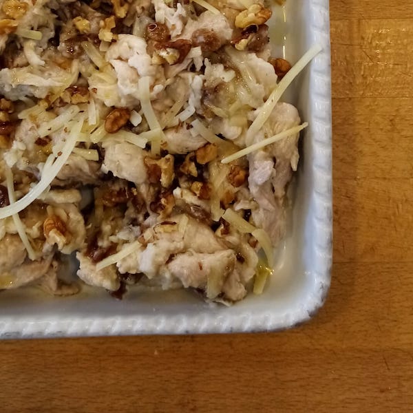 Straccetti di pollo con radicchio e noci
