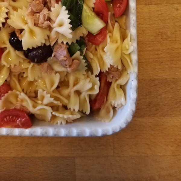 Pasta fredda con cetriolo, tonno e olive