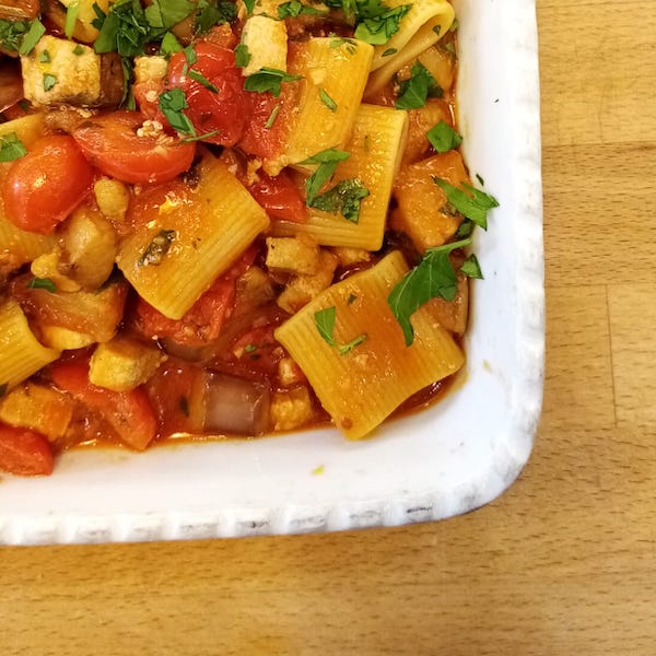 Pasta con pesce spada, melanzane e pomodorini