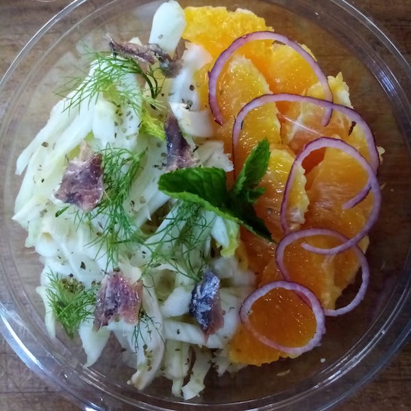 Insalata di finocchi, arance, cipolle, acciughe, menta, origano e finocchietto selvatico