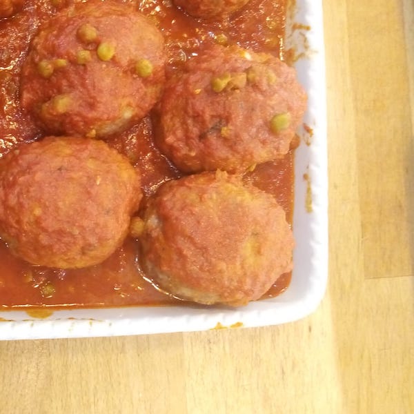 Polpettone di carne al sugo con piselli