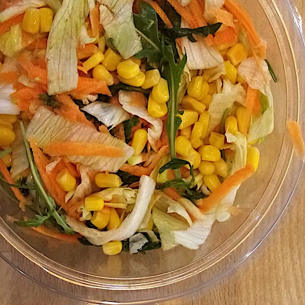 Insalata di iceberg, carote e rucola