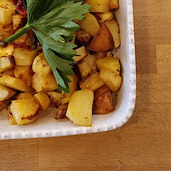 Patate al forno con pomodori e capperi