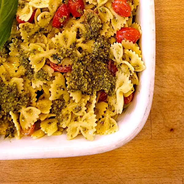 Pasta fredda con pesto di basilico e pomodorini