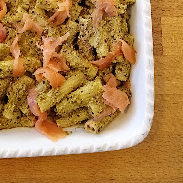 Pasta fredda con salmone affumicato e pesto di pistacchi