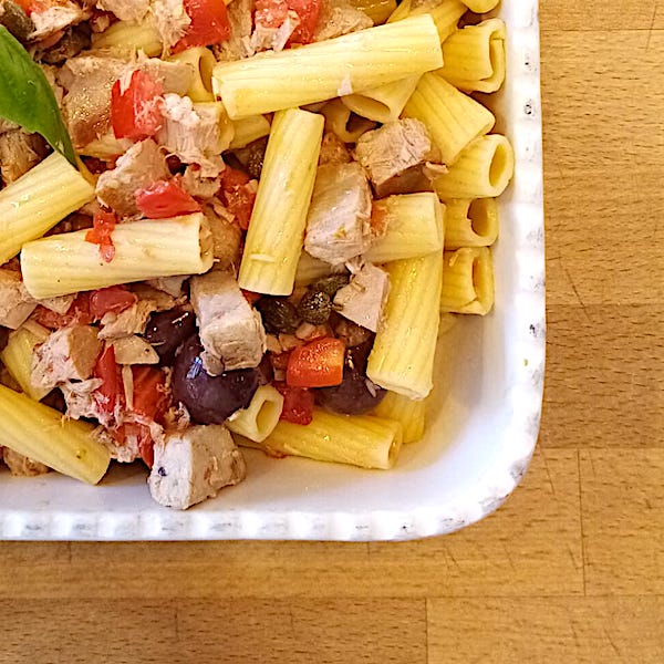 Pasta fredda con tonno alla eoliana