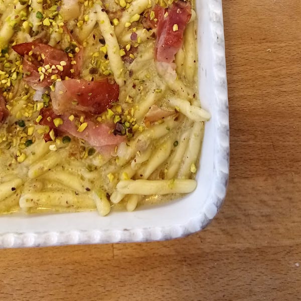 Strozzapreti con speck e pesto di pistacchi