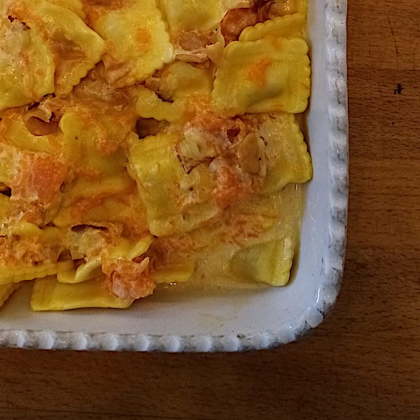 Ravioli con zucca rossa e speck