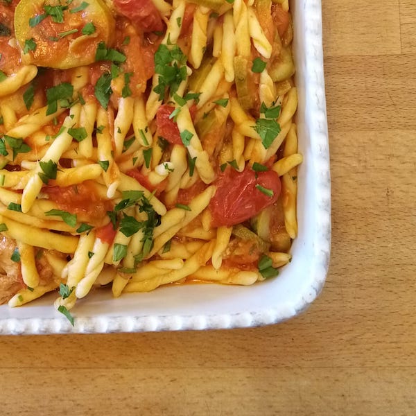 Strozzapreti con tonno, zucchine e pomodoro